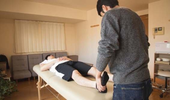 Séance de kinésithérapie après AVC à domicile à Marrakech au Maroc