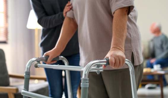 Séance de kinésithérapie après AVC à domicile à Meknès au Maroc