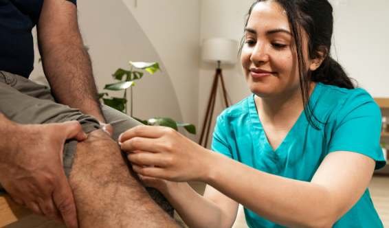 Séance de kinésithérapie après AVC à domicile à Rabat au Maroc