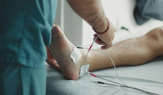 Séance de kinésithérapie après AVC à domicile à Salé au Maroc