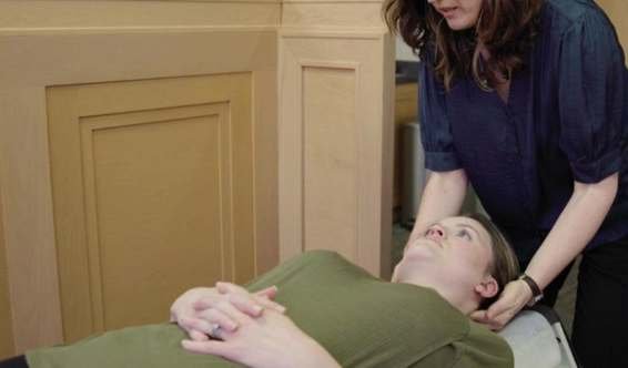 Séance de kinésithérapie après AVC à domicile à Tanger au Maroc