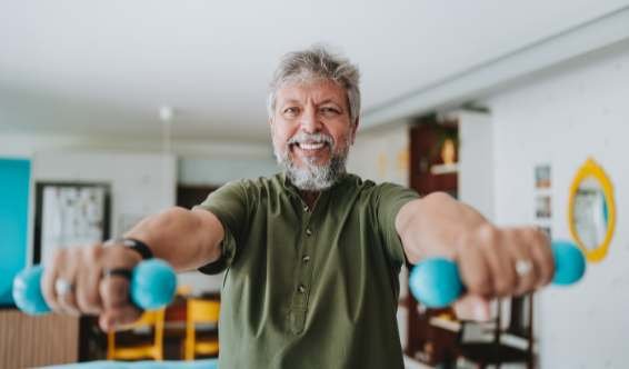 Séance de kinésithérapie après AVC à domicile à Fès au Maroc