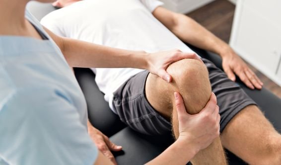 Rééducation après fracture du bassin — kinésithérapie à domicile au Maroc