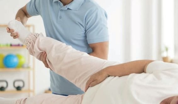 Séance de rééducation après fracture du col du fémur à domicile au Maroc