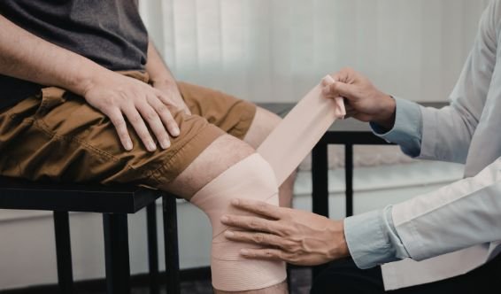 Rééducation après fracture du genou — kinésithérapie à domicile au Maroc