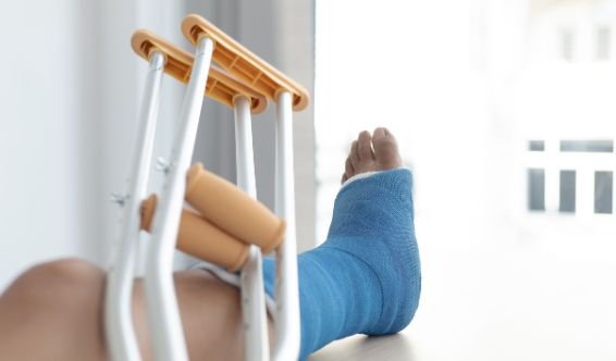 Rééducation après fracture du tibia — kinésithérapie à domicile au Maroc