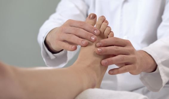 Rééducation après fracture de l’orteil — kinésithérapie à domicile au Maroc