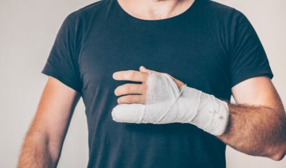 Rééducation après fracture du poignet — kinésithérapie à domicile au Maroc