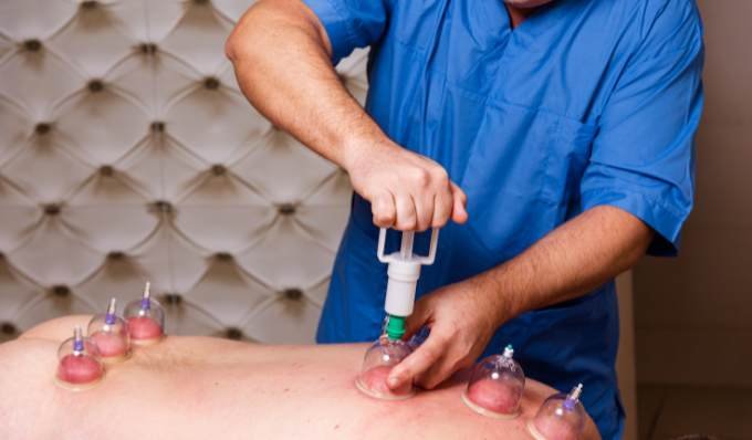 Hijama à domicile Maroc préparation ventouses et pompe