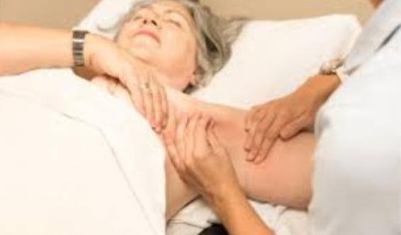 Massage lymphatique personne âgée à domicile séance de kinésithérapie au Maroc