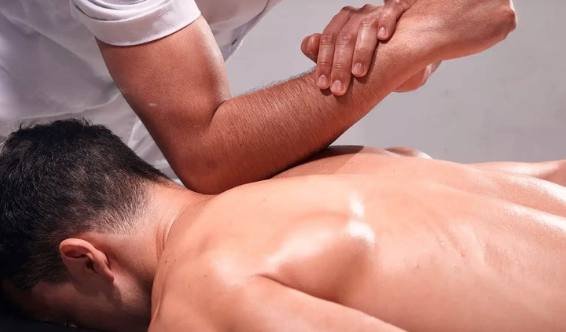 Massage thérapeutique du dos par un kiné à domicile au Maroc