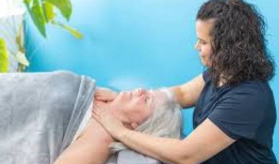 Séance de massage thérapeutique à domicile avec kiné au Maroc