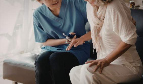 Rééducation après chirurgie chez la personne âgée — kiné à domicile au Maroc