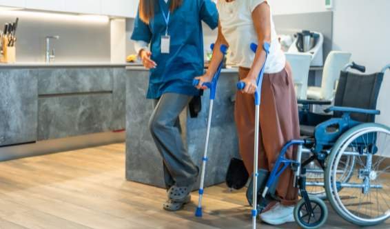 Rééducation après prothèse de genou — kinésithérapie à domicile au Maroc